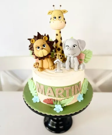 Tarta con un león, una jirafa y un elefante