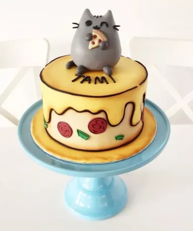 Tarta con una figura de un gato