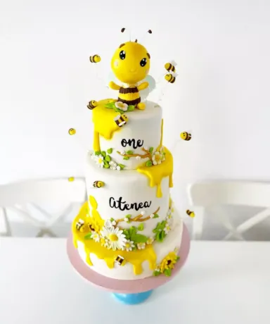 Tarta decorada con abejas y flores