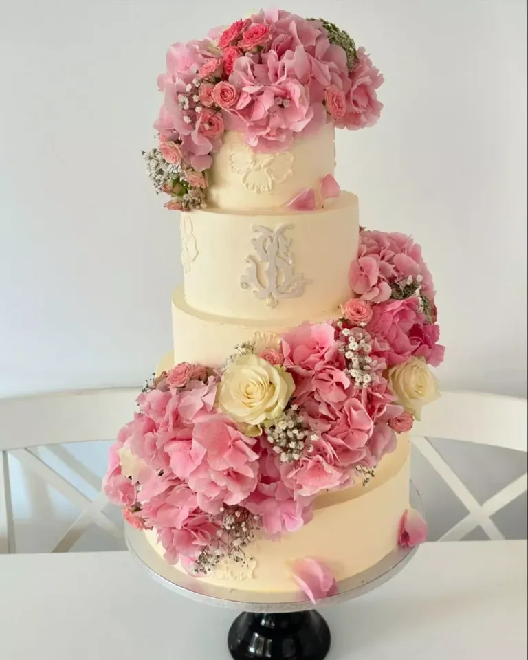 Tarta de bodas decorada con flores