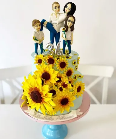 Tarta decorada con girasoles y una familia