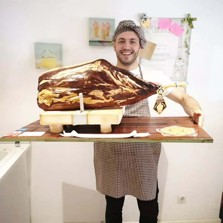 Persona sujetando una tarta con forma de cecina