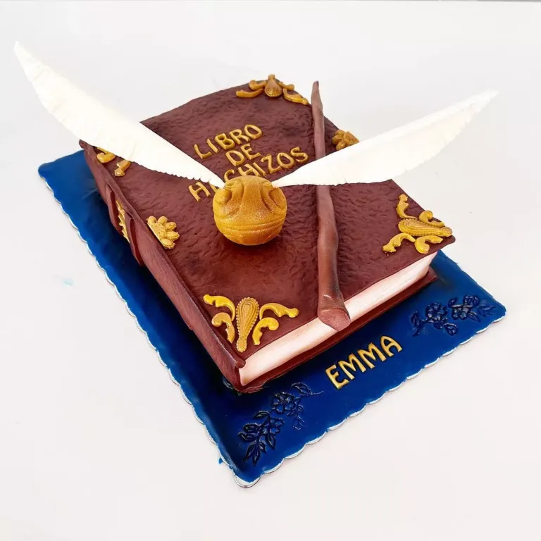 Tarta con forma de libro y barita mágica